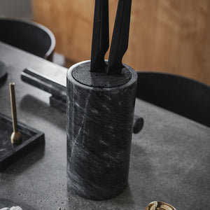 Knivblokk i marmor med kniver, betydelig vektdistribusjon for trygg oppbevaring på kjøkkenet.