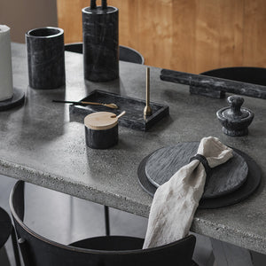 Moderne kjøkkeninnredning med flere redskapskrukker i grå marmor, dekorativt og funksjonelt oppsett.