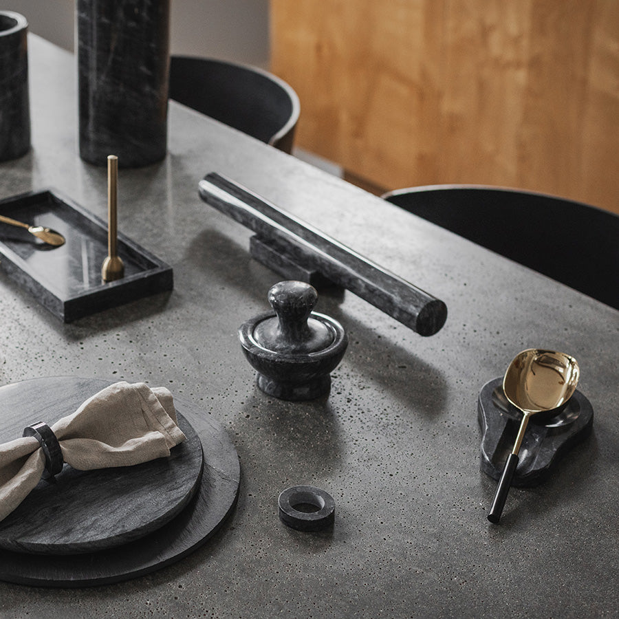 Elegant sett med grå marmor kjevle og tilbehør på et moderne kjøkkenbord, perfekt for stilige bakeopplevelser.