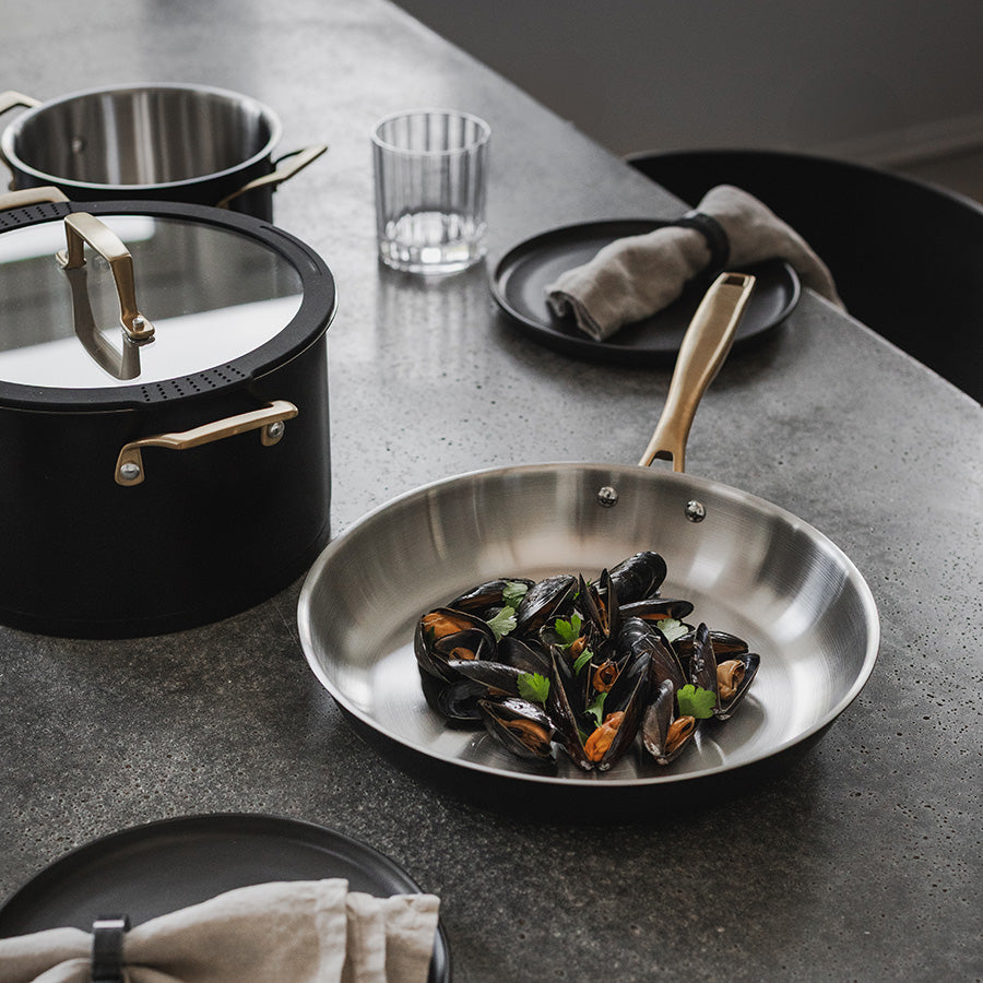 Close-up av stekepanne fra grytesett, fylt med skalldyr, som viser bruken av Ask Obsidian grytesett.