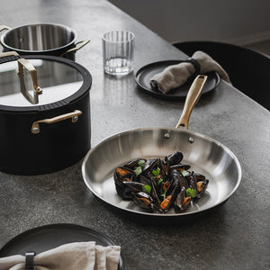 Close-up av stekepanne fra grytesett, fylt med skalldyr, som viser bruken av Ask Obsidian grytesett.