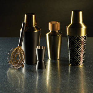 Barcraft cocktailsett med forskjellige shakere og tilbehør, perfekt for en imponerende cocktailopplevelse.