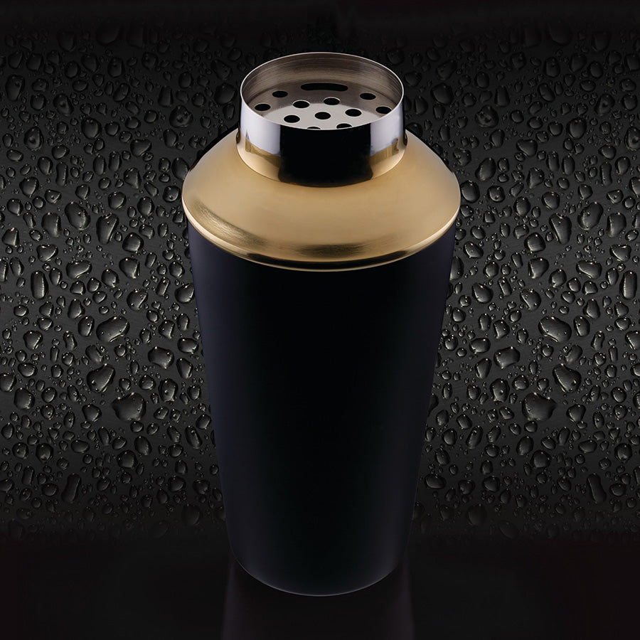 Nærbilde av Barcraft cocktailshaker i matte svart med gullfinish, ideell for å lage stilige cocktails.