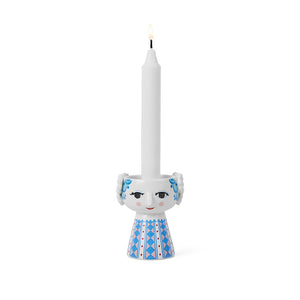 Bjørn Winblad Eva lysestake med en stearinlys plassert i midten, fremhever det unike ansiktet og geometriske mønstre.