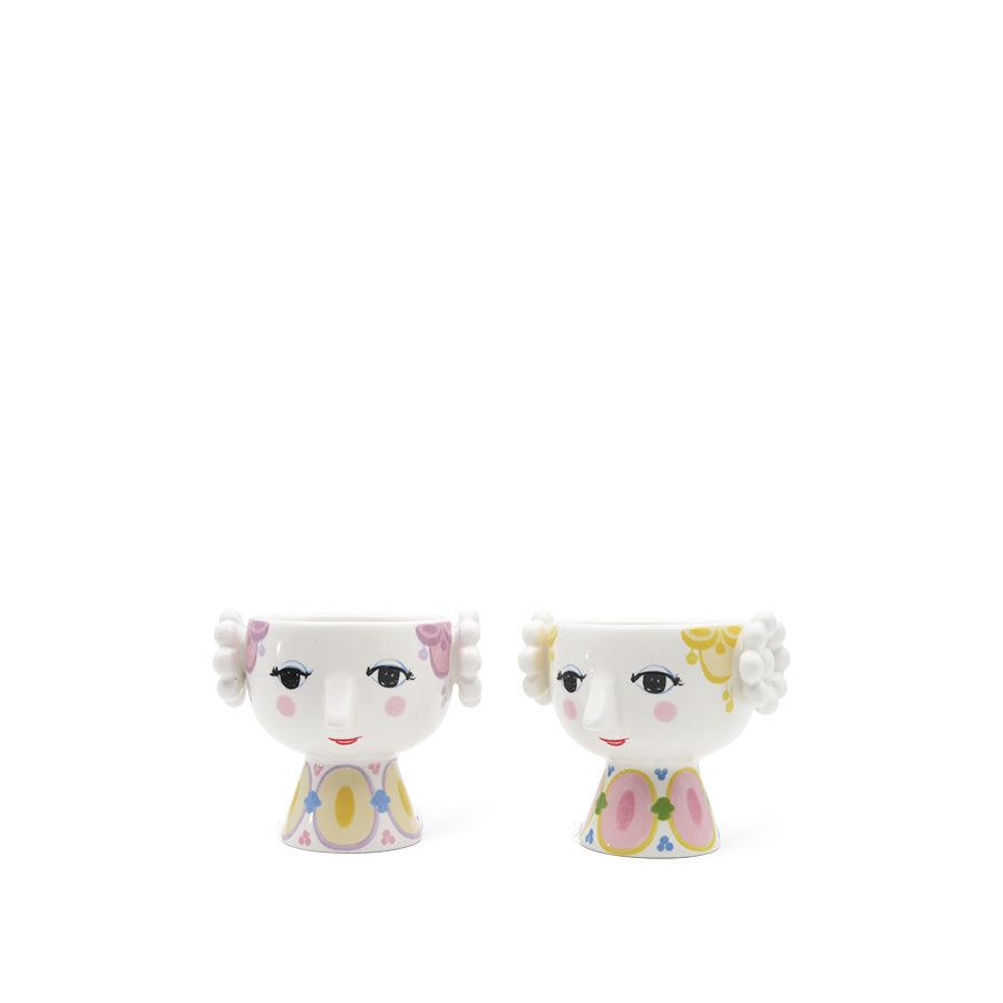 Sett med to unike Bjørn Wiinblad telysholdere i keramikk, en med lavendel og en med gul farge, perfekt for dekorasjon.