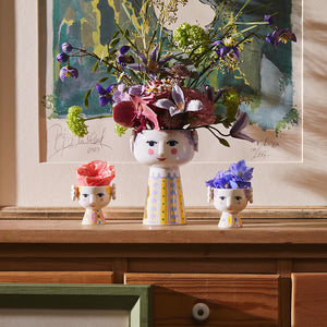 Bjørn Wiinblad telysholdere blomstrer i interiøret med fargerike blomster, passende for borddekorasjonen.