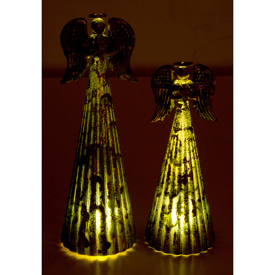 To lysende engler med varmt LED-lys og antikk finish, perfekt som julepynt