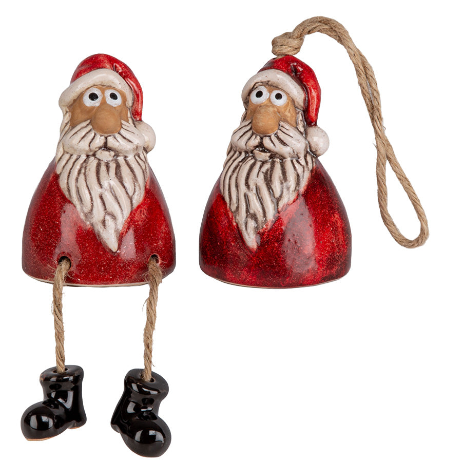 Rød keramikk nisse med hvite detaljer og opphengstråd, vist som julepynt med dekorative nisseben