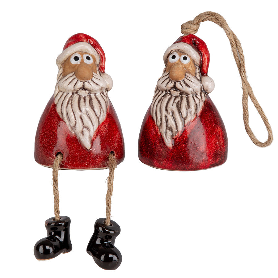Rød keramikk nisse med dinglende bein og opphengssnor, vist fra forside og bakside