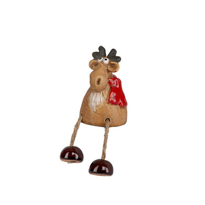 Brun keramikk elg figur med rødt skjerf og dinglende ben, 8,5 cm, fra Børscompagniet BC Jul