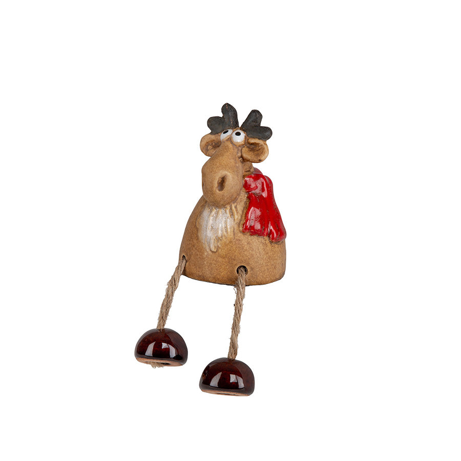 Brun keramikk elg figur med rødt skjerf og dinglende ben, 8,5 cm, fra Børscompagniet BC Jul