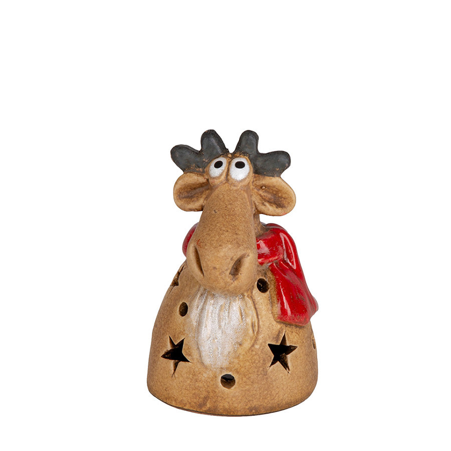 Sittende brun juleelg figur i keramikk med rødt skjerf og varmt LED-lys gjennom stjerneformede utskjæringer, 10 cm