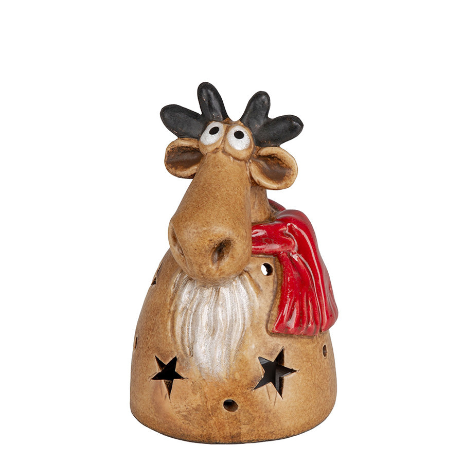 Brun keramisk elg figur med rødt skjerf og stjerneformede utskjæringer for telys, 15 cm høy