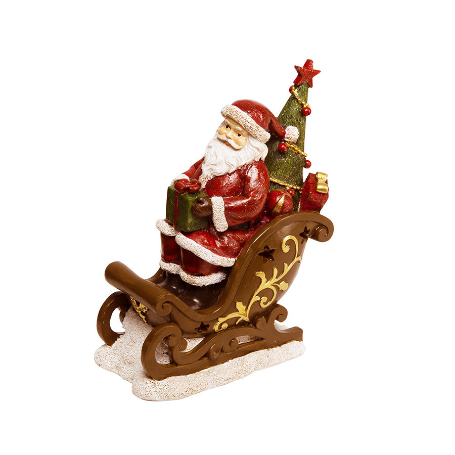 Rød nisse i brun slede med juletre og gaver – dekorativ julefigur fra Børscompagniet, 14 x 18 cm