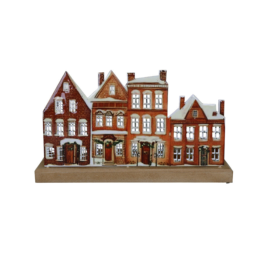 Børscompagniet BC Jul telysholder formet som fire snødekte murgårder med julekranser på dørene, på sokkel – 26 x 8 x 14 cm