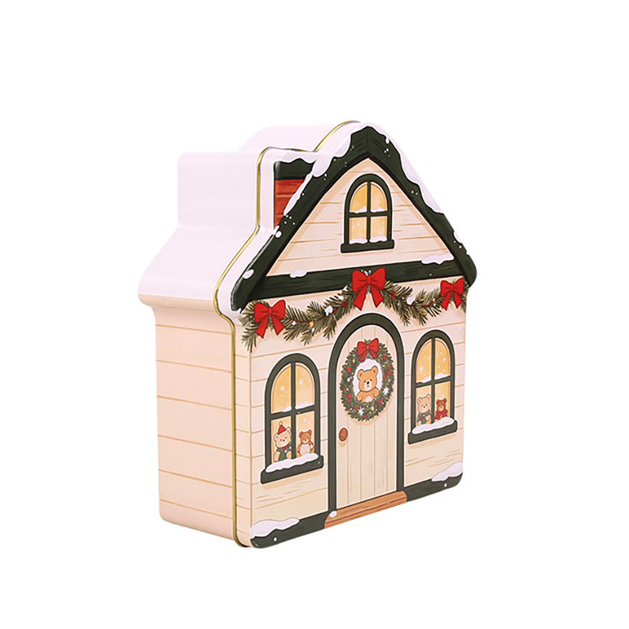 Beige kakeboks formet som hus sett fra siden, med panelvegger og snø på taket