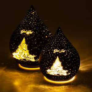 Sort LED lyslykt med varmt gyllent lys, juletre og God Jul-design