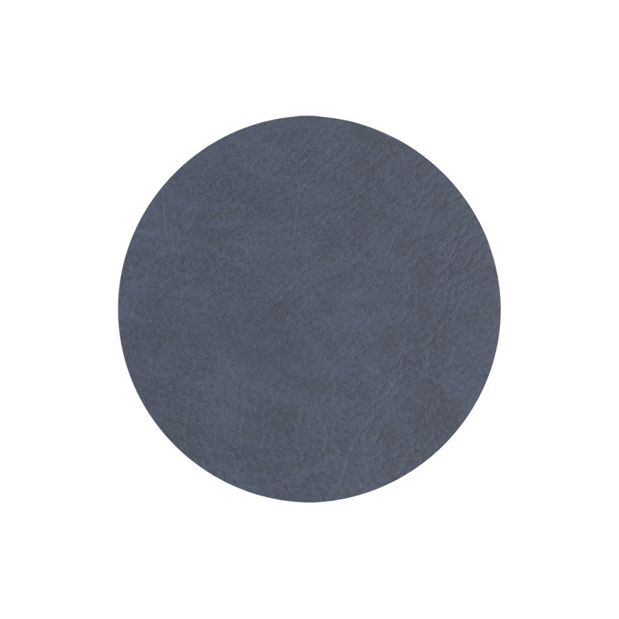 Mørk grå coaster i 10,5 cm diameter, laget av vannavstøtende PU-materiale.
