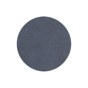Mørk grå coaster i 10,5 cm diameter, laget av vannavstøtende PU-materiale.