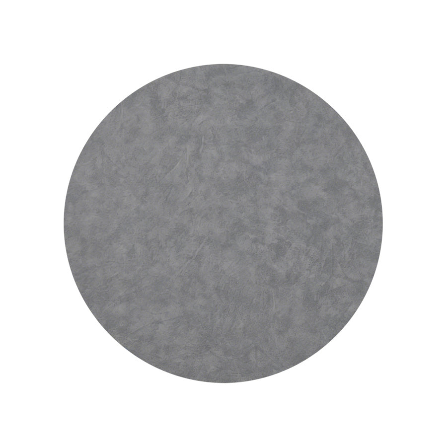 Lys grå coaster i 10,5 cm diameter, laget av PU-materiale med lærliknende overflate.