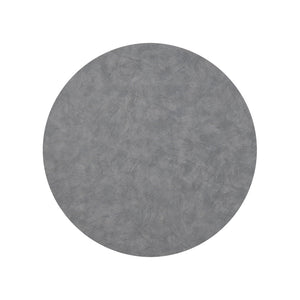 Lys grå coaster i 10,5 cm diameter, laget av PU-materiale med lærliknende overflate.