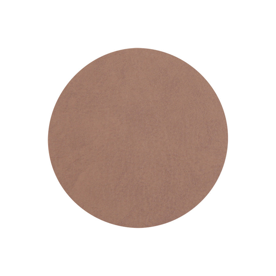 Lys brun coaster, 10,5 cm i diameter, laget av PU-materiale. Perfekt for å beskytte bordet mot varme drikker.