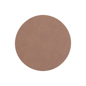 Lys brun coaster, 10,5 cm i diameter, laget av PU-materiale. Perfekt for å beskytte bordet mot varme drikker.