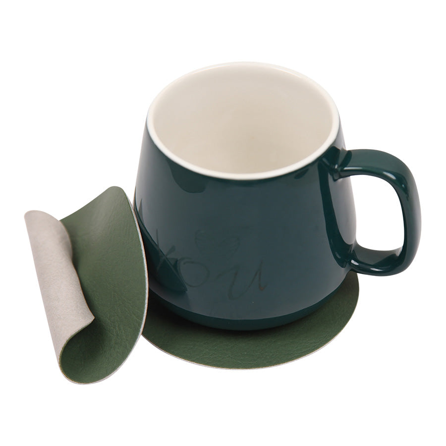 Grønn coaster med en kopp plassert på den, perfekt for å beskytte bordet.