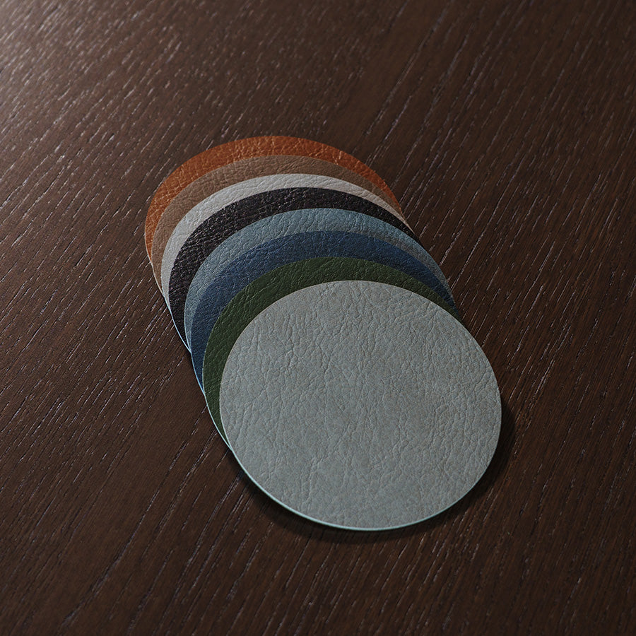Fargede coasters fra Christiania Glasmagasin Collection i ulike nyanser; ideelle for å gi en personlig touch til borddekorasjonen.