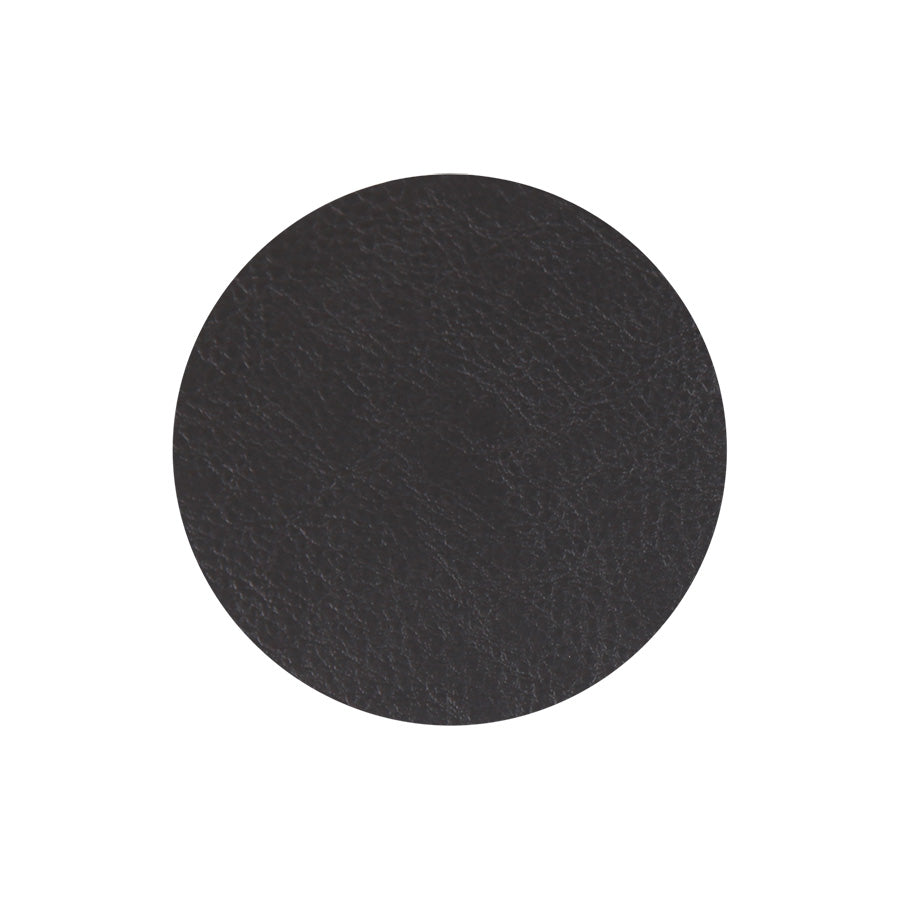 Svart coaster i 10,5 cm diameter; laget av PU-materiale med lærliknende overflate, vannavstøtende og lett å rengjøre.
