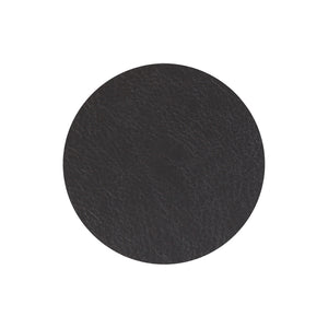 Svart coaster i 10,5 cm diameter; laget av PU-materiale med lærliknende overflate, vannavstøtende og lett å rengjøre.