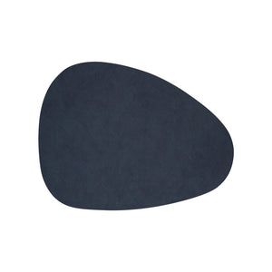 Mørk blå spisebrikke i eggform, man kan bruke den for et stilig og moderne bord.