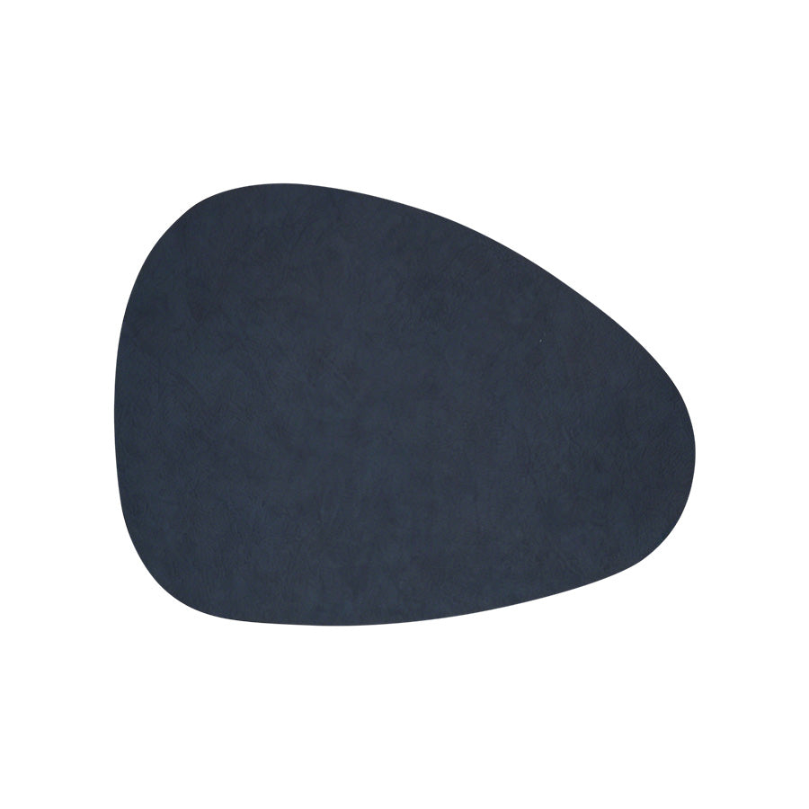 Mørk blå spisebrikke i eggform, man kan bruke den for et stilig og moderne bord.