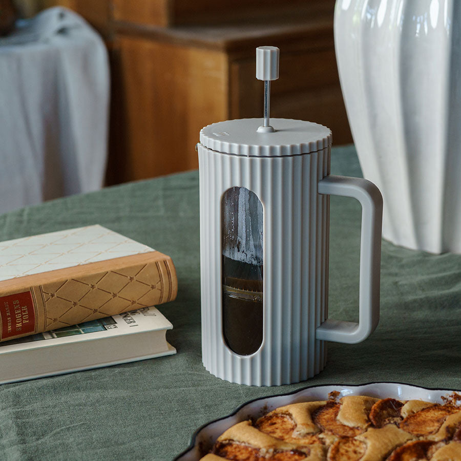 Christiania 1739 Barista Presskanne 1L i beige på frokostbordet, perfekt til servering av nytraktet kaffe.