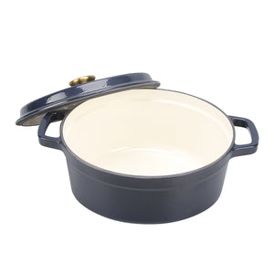 Innside av støpejernsgryte i mørk blå emalje, viser den glatte overflaten for enkel rengjøring og jevn varmefordeling.