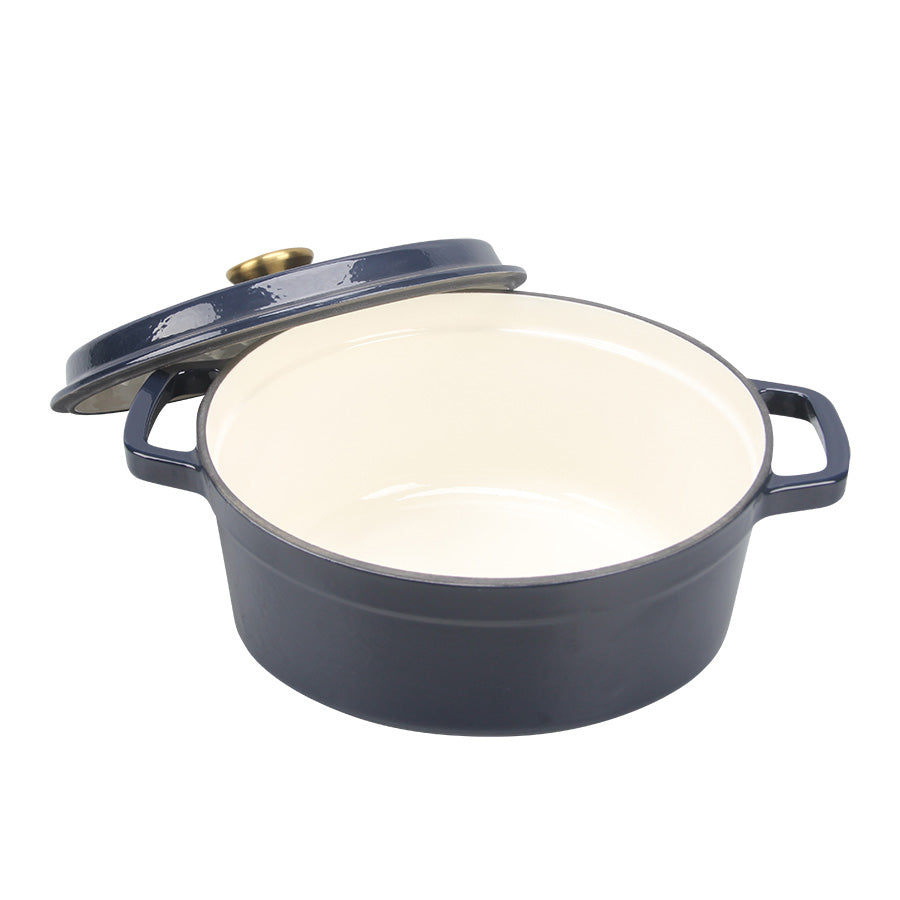 Innside av støpejernsgryte i mørk blå emalje, viser den glatte overflaten for enkel rengjøring og jevn varmefordeling.