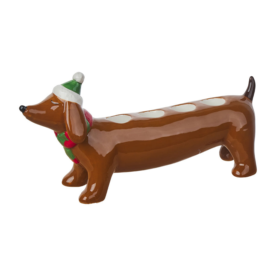 Keramisk lysestake formet som en brun dachshund med julehatt, 26 cm
