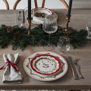 Christiania Glasmagasin Juleglede tallerken på festdekket julebord med granbar og lysestaker