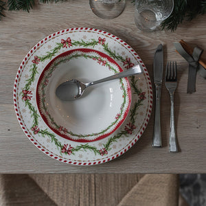 Christiania Glasmagasin Juleglede tallerken med julemotiv og bestikk på juledekket bord