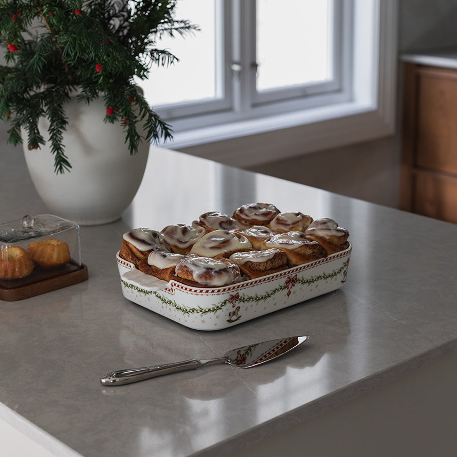Juledekorert ildfast form med kanelsnurrer på kjøkkenbenken, klar til servering