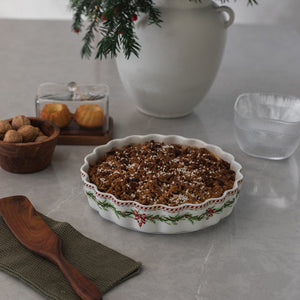 Juleglede paiform med bølget kant og juledekor, fylt med smakfull smuldrepai og klar til servering