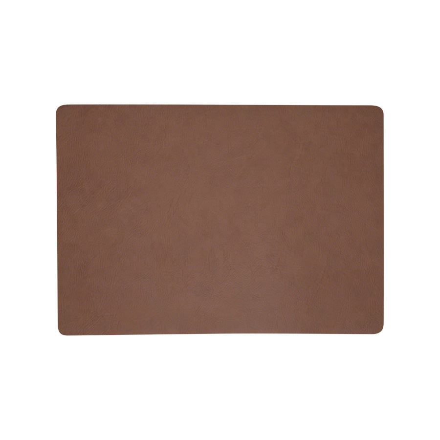 Mørk brun spisebrikke fra Christiania Glasmagasin, 40x30 cm, laget av slitesterkt PU-materiale.