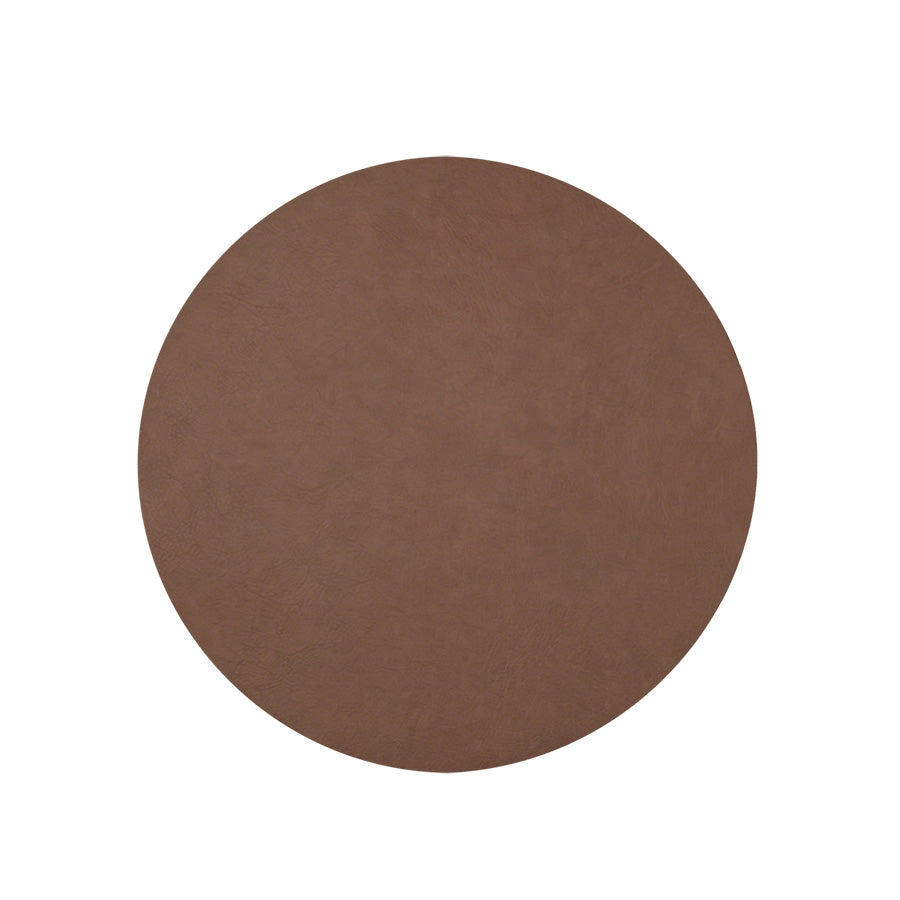 Brun spisebrikke av PU-materiale, rund design, ideell for et varmt bordmiljø.