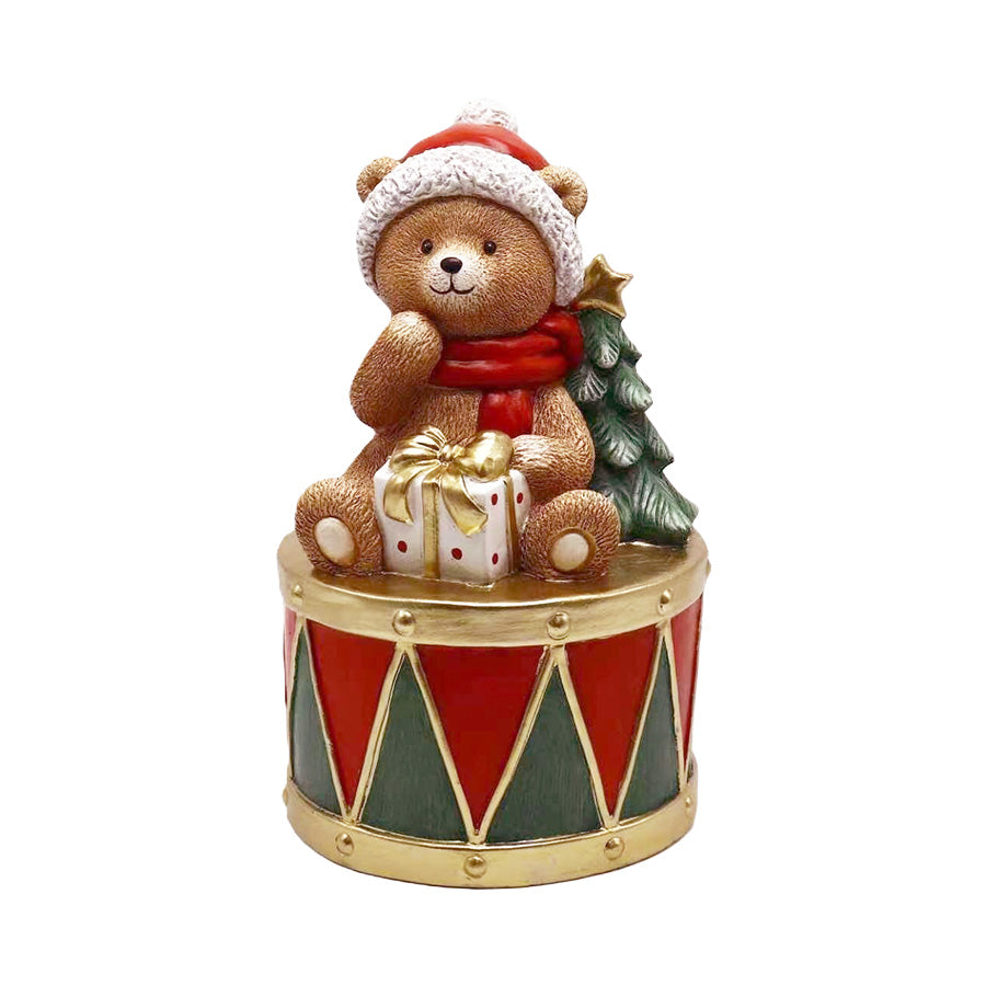 Julefigur med bamse i nisselue og rødt skjerf, sittende på en dekorativ tromme med julegaver og juletre – 42 cm resin