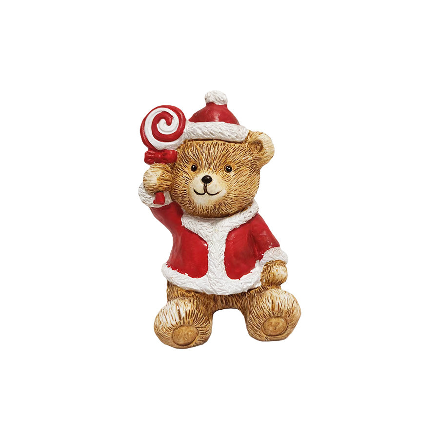 Julepyntet bamse med rød nisselue, jakke og lollipop – 13 cm resinfigur fra Christiania Glasmagasin