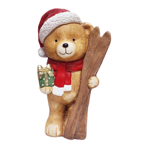 Julepynt med bamse på ski iført nisselue og rødt skjerf, 43,8 cm dekorfigur i resin fra Christiania Glasmagasin