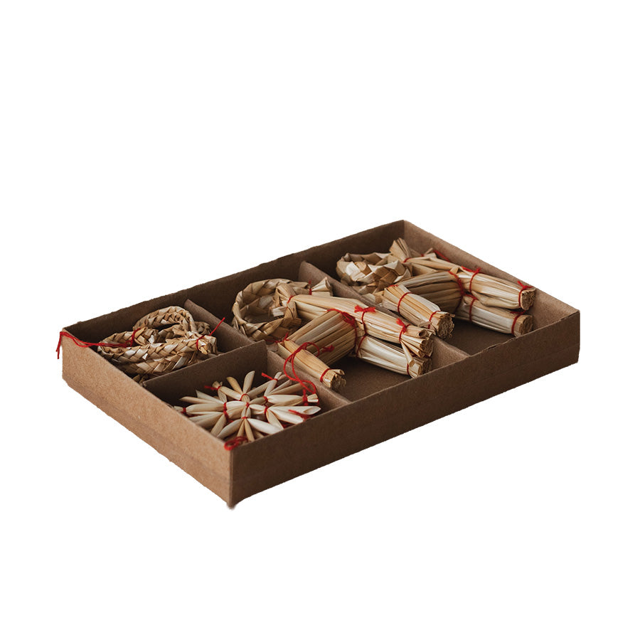 Åpen gaveeske med 10 deler hengepynt i halm, inkludert julebukker, hjerter og stjerner