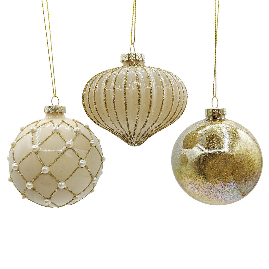 Sett med 6 julekuler i gull-mix fra Christiania Glasmagasin, med elegante mønstre og glitrende overflater