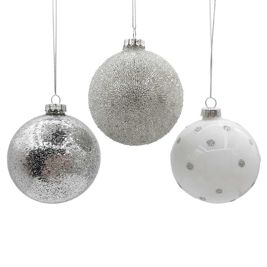 Sølv-mix julekuler i glass fra Christiania Glasmagasin, med blanke, matte og mønstrede overflater