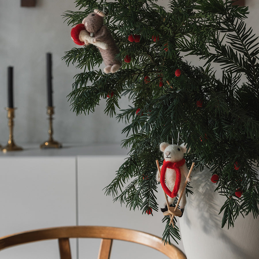 Tovede julemus som julepynt på juletre, med ski og soppdetaljer i en lun juledekorasjon